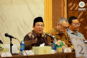Prof Dr Muhammad Madyan SE MSi MFin saat meminpin Rapat Koordinasi Pimpinan UNAIR, Senin (13/4/2026). (Foto: PHMP UNAIR)