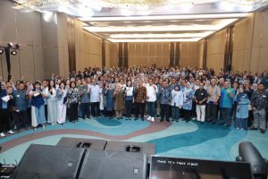 Foto bersama pimpinan dan IKA UNAIR DKI Jakarta. (Foto: Humas UNAIR)