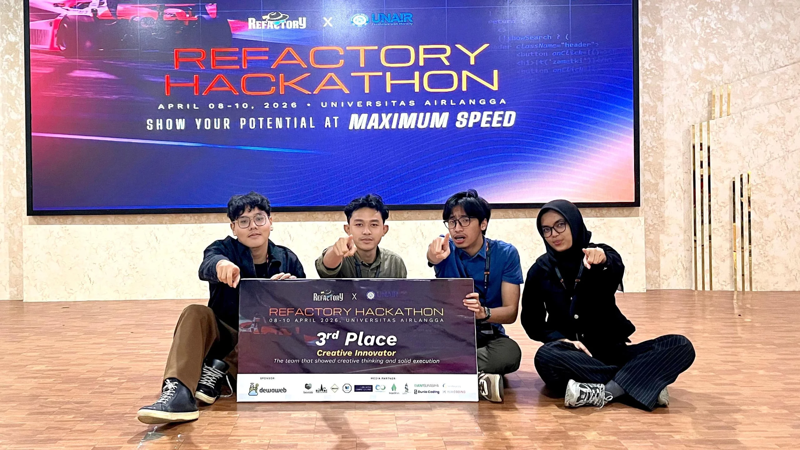 Tim Case Release berhasil meraih juara 3 Creative Innovator pada ajang Hackathon di Fakultas Vokasi (FV) Kampus Dharmawangsa - B UNAIR, Jumat (10/4/2026). (Foto: Istimewa)