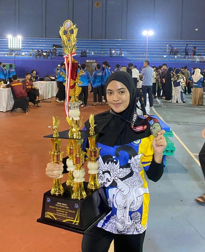Rohmatul Fardani Maulidia, dengan medali Juara 2 kategori Seni Tunggal Dewasa Putri dalam ajang Indonesia Pencak Silat Pakubumi Open 14th Championship 2026 (Foto: Narasumber)