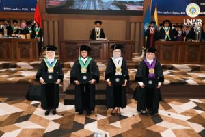 Foto empat guru besar UNAIR bersama Rektor dan Sekretaris Universitas. (Foto: Humas UNAIR)