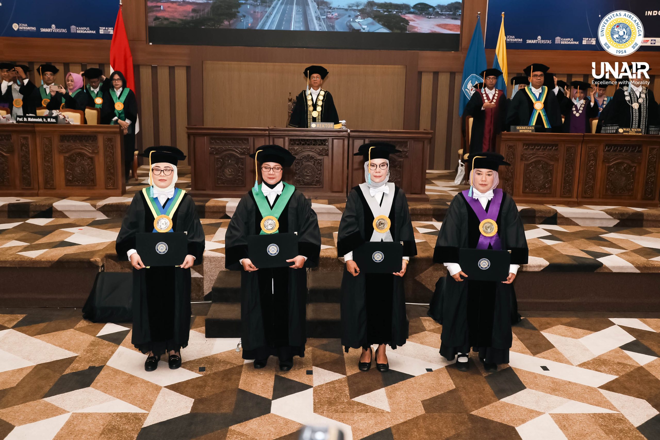 Foto empat guru besar UNAIR bersama Rektor dan Sekretaris Universitas. (Foto: Humas UNAIR)