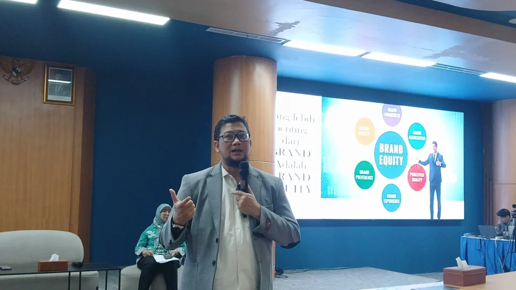Prof Dr Gancar Candra Premananto CI CDM QCRO AIBIZ CCC saat memaparkan materi merek pada kegiatan Workshop Get to Know HKI (foto: Istimewa)