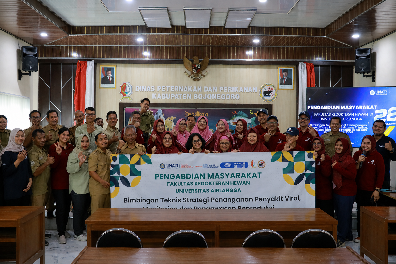 A group photo from the FKH UNAIR technical training session at the Bojonegoro Regency Office of Livestock and Fisheries, Tuesday (May 5, 2026). (Photo: PHMP UNAIR)