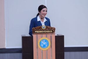 Ashanty saat menjalani Ujian Doktor Terbuka pada Rabu (13/5/2026) di Ruang Ujian Doktor Terbuka, Lantai 2 Sekolah Pascasarjana, Kampus B Universitas Airlangga. (Foto: Pascasarjana UNAIR)