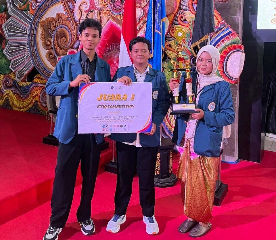 Dari kiri Muhammad Miftakhul Nizar, Muhammad Naufal Fauza, dan Cynthia Saphira Puteri Pemenang Lomba Karya Tulis Ilmiah Quran di UNDHIKSA pada Sabtu (03/05/2026)