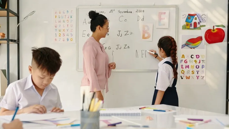 Teaching and learning activities between teachers and students at a school. (Source: tirto.id)