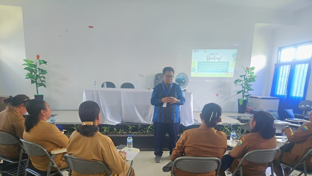 Prof Trias Memberikan Pelatihan Penguatan Kapasitas Tenaga Kesehatan pada Selasa (19/05) di Puskesmas Piru (Sumber: Dokumentasi Pribadi Tim).