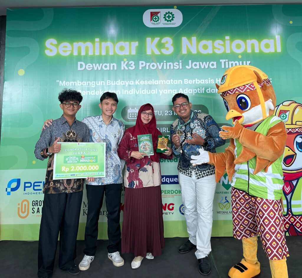 Tim UNAIR saat menerima penghargaan juara tiga di ajang Kompetisi Inovasi K3 dalam rangka memperingati DK3P Jatim Award 2026 (foto: Istimewa)