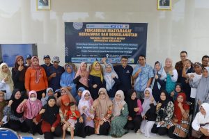 Sesi foto bersama kegiatan Pengmas Desa Binaan FKH UNAIR di Desa Palembon, Bojonegoro, Senin (4/5/2026). (Foto: PHMP UNAIR)