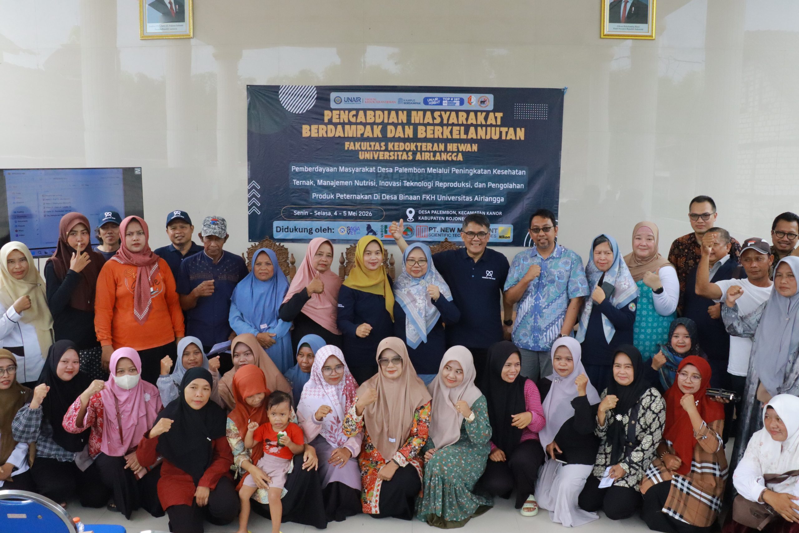 Sesi foto bersama kegiatan Pengmas Desa Binaan FKH UNAIR di Desa Palembon, Bojonegoro, Senin (4/5/2026). (Foto: PHMP UNAIR)