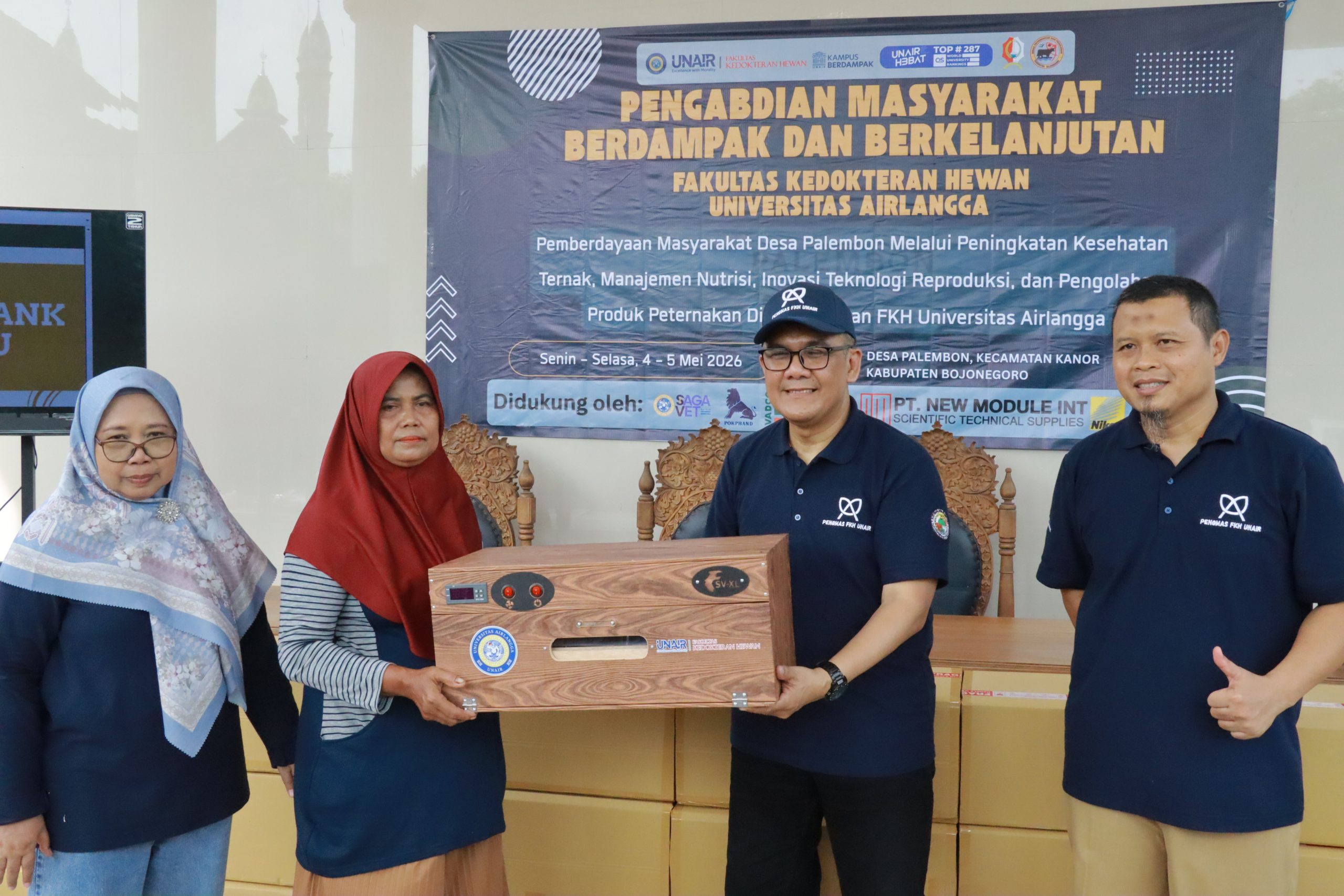 Wakil Dekan II FKH UNAIR, Prof Dr Epy Muhammad Luqman drh MSi dan Penanggung Jawab Kegiatan Pengmas Desa Palembon, Prof Dr Widjiati drh MSi saat penyerahan bantuan berupa alat penetas otomatis kepada peternak bebek di Desa Palembon, Senin (4/5/2026). (Foto: PHMP UNAIR)