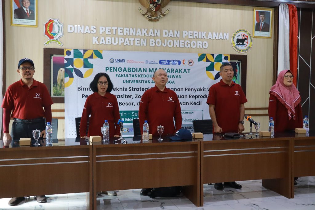 Experts from the Faculty of Veterinary Medicine (FKH) at Universitas Airlangga (UNAIR) deliver technical training at the Bojonegoro Regency Office of Livestock and Fisheries, Tuesday (May 5, 2026). (Photo: PHMP UNAIR)