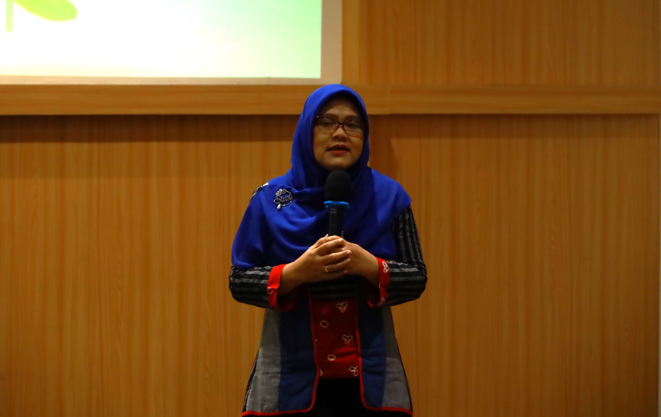 Dosen Manajemen FEB UNAIR, Dr Tri Siwi Agustina SE MSi saat memberikan paparan mengenai strategi pemberdayaan perempuan melalui sektor ekonomi kreatif dalam acara WOMENAIR 2026 di Universitas Airlangga, Sabtu (9/5/2026). (Foto: PHMP UNAIR)