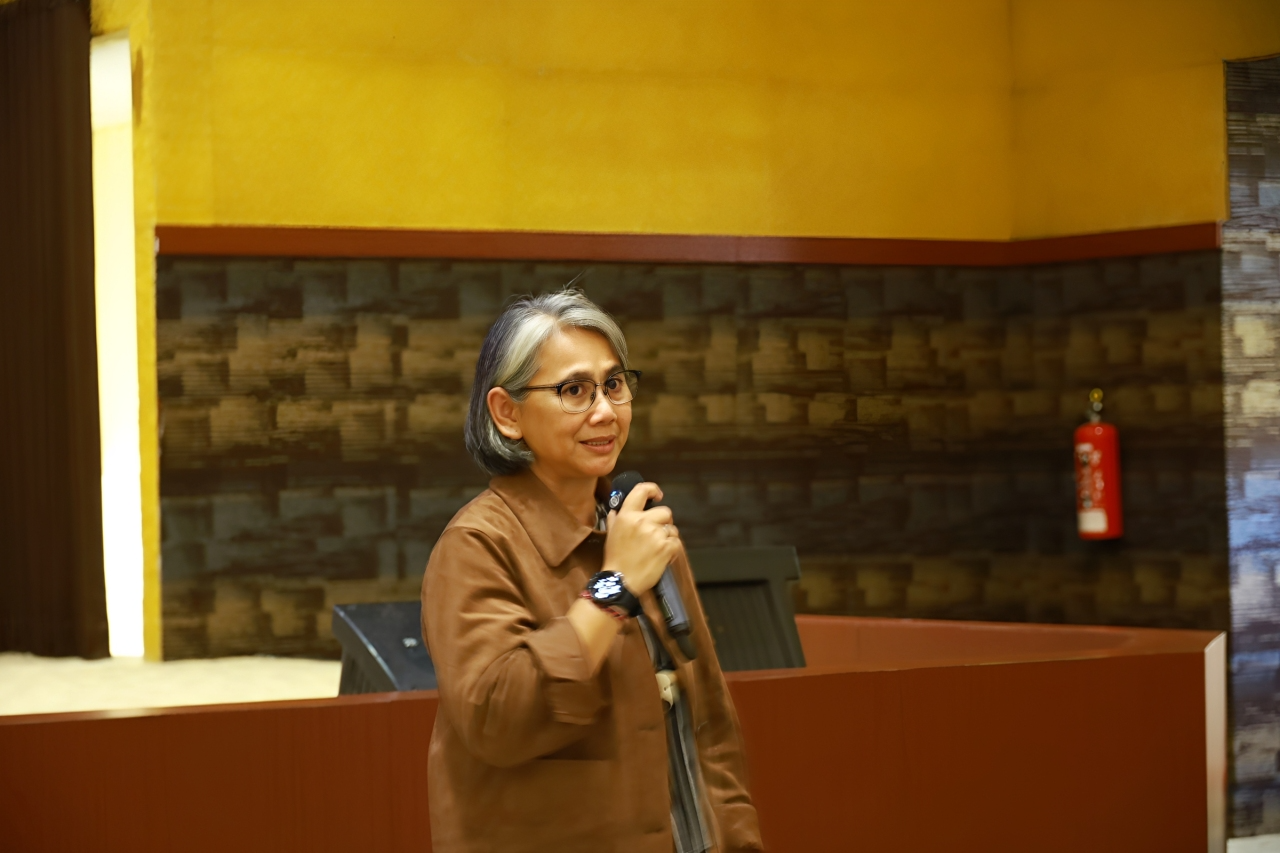 Ensi Pebreany Tjoe delivers a presentation during the Airlangga Young Entrepreneur Bootcamp. (Photo: PHMP UNAIR)
