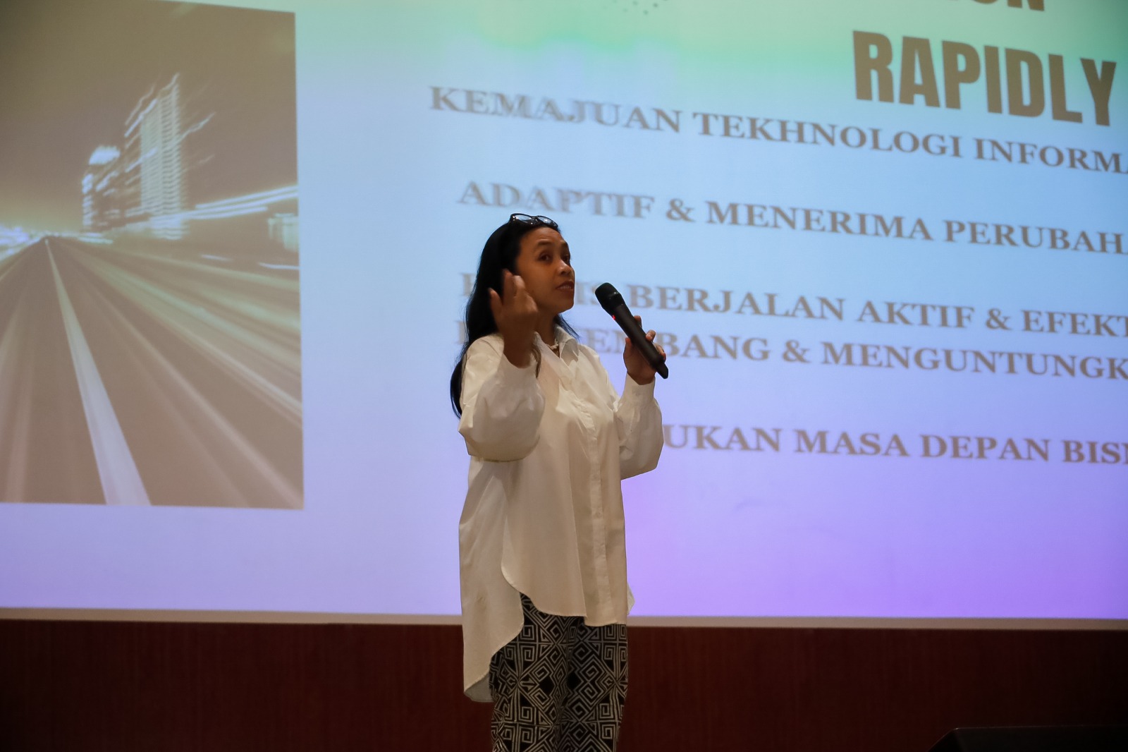 Indah Aromatika Mangestuti SP MM Saat Menyampaikan Materi Dalam Bootcamp ke-3 AYE. (Foto: PHMP UNAIR).