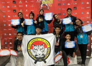 Kontingen UKM Karate UNAIR saat meraih 12 medali di Universitas Muhammadiyah Malang pada Sabtu, 2 Mei 2026. (Foto: Narasumber)