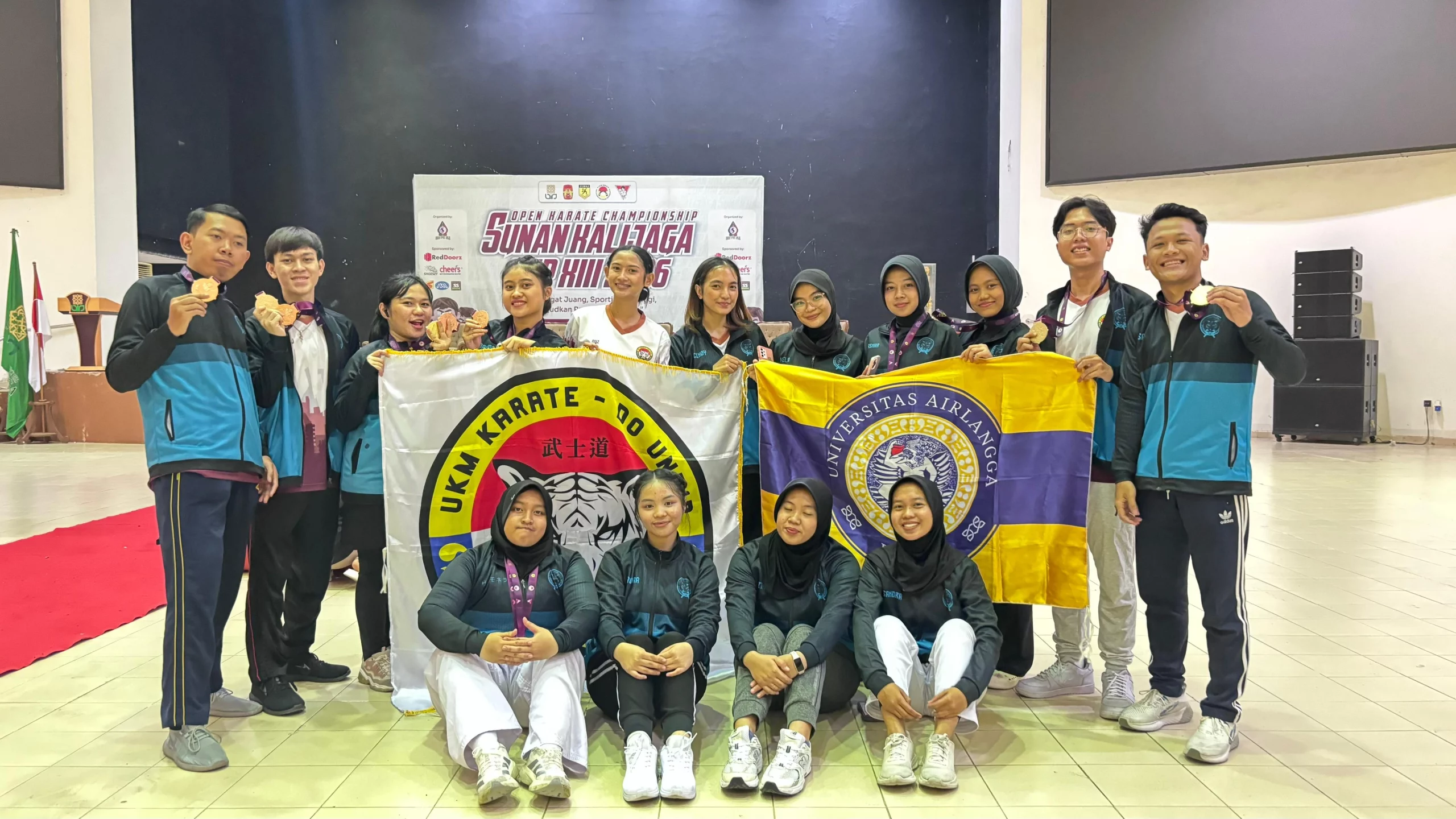 Kontingen UKM Karate UNAIR setelah sukses membawa pulang 25 medali dalam ajang Sunan Kalijaga Cup XIII di Yogyakarta. (Foto: Narasumber)