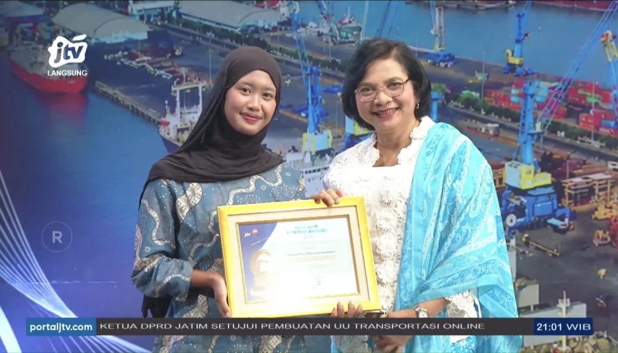 Mahasiswa Fakultas Perikanan dan Kelautan (FPK) UNAIR, Chelsea Hani Marcelia Sundawa, saat menerima penghargaan dalam ajang East Java Maritime Awards 2026 yang diselenggarakan oleh PT Jawapos Media Televisi (JTV) di Jawa Timur. (Foto: Narasumber)
