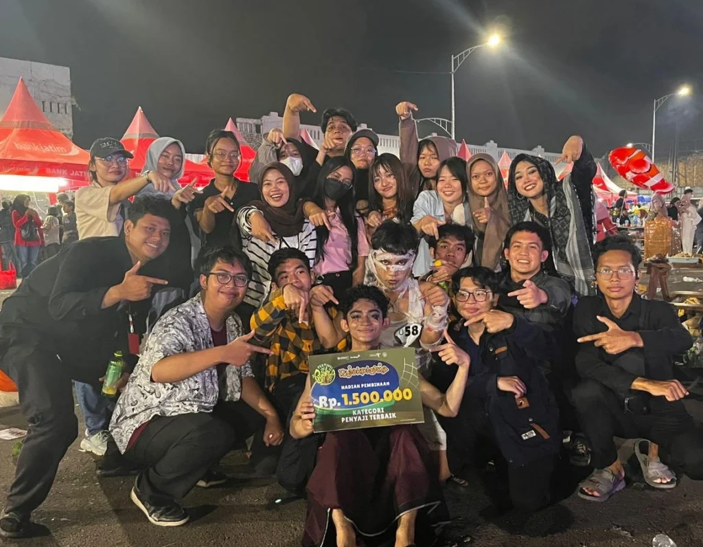 Mahasiswa Manajemen Perhotelan saat menyabet gelar Penyaji Terbaik pada Festival Rujak Uleg, Sabtu (9/5/2026). (Foto: Narasumber)