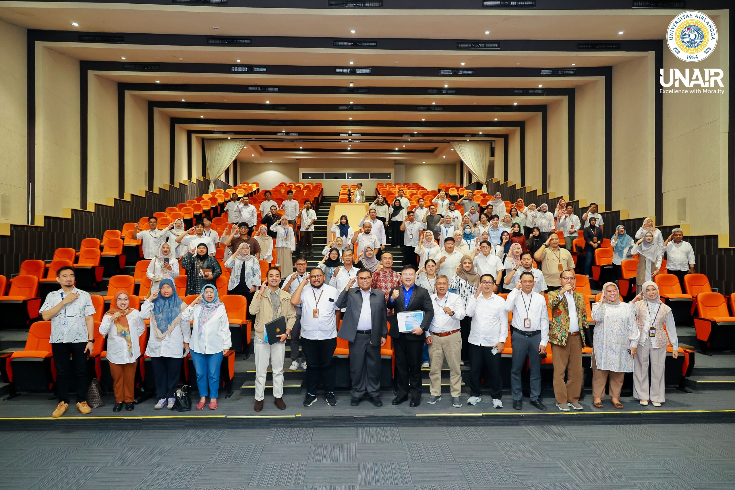 Foto bersama kegiatan Pelatihan Manajemen Krisis 2026: Memperkuat Ketangguhan Institusi dalam Penanganan Isu dan Reputasi pada Jumat (22/5/2026). (Foto: PHMP UNAIR)