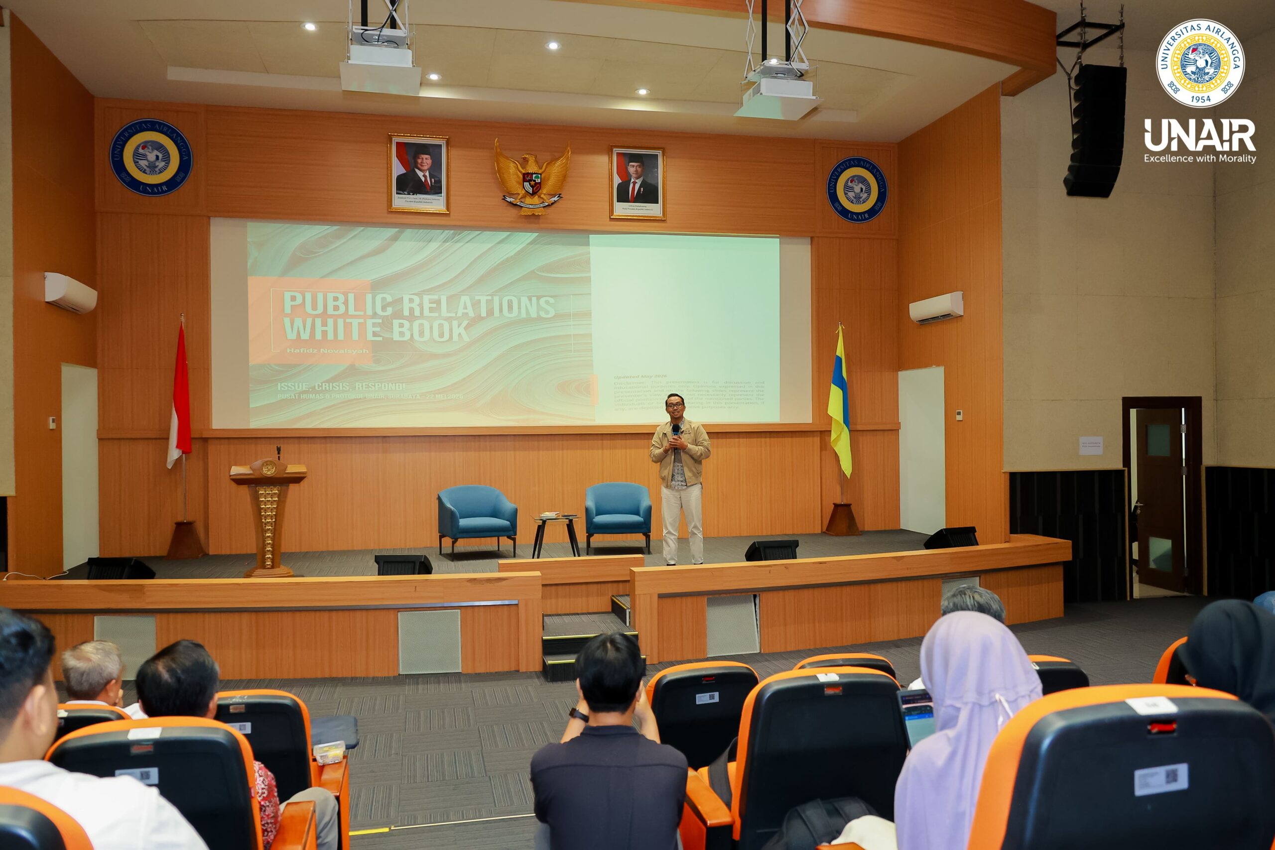 Hafidz Novalsyah S Ikom M Sc CMO CPR MIPR Saat Menyampaikan Materi Dalam Pelatihan Manajemen Krisis 2026. (Foto: PHMP UNAIR)