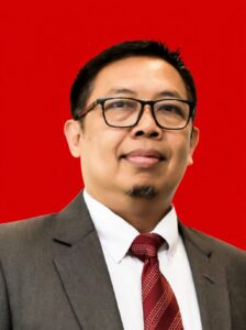 Mufli Asmawidjaja SH ME, alumni FH UNAIR yang saat ini menjabat sebagai Direktur Eksekutif, Kepala Departemen Hukum di Otoritas Jasa Keuangan (OJK). (Foto: Narasumber)