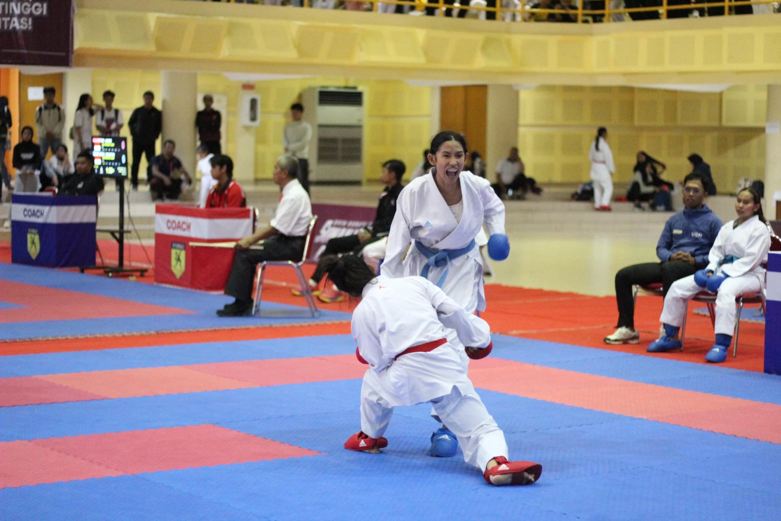 Nayza Indira Prianka Putri, kontingen atlet karate UKM Karate UNAIR saat bertanding di Sunan Kalijaga Cup XIII. (Foto: Narasumber)