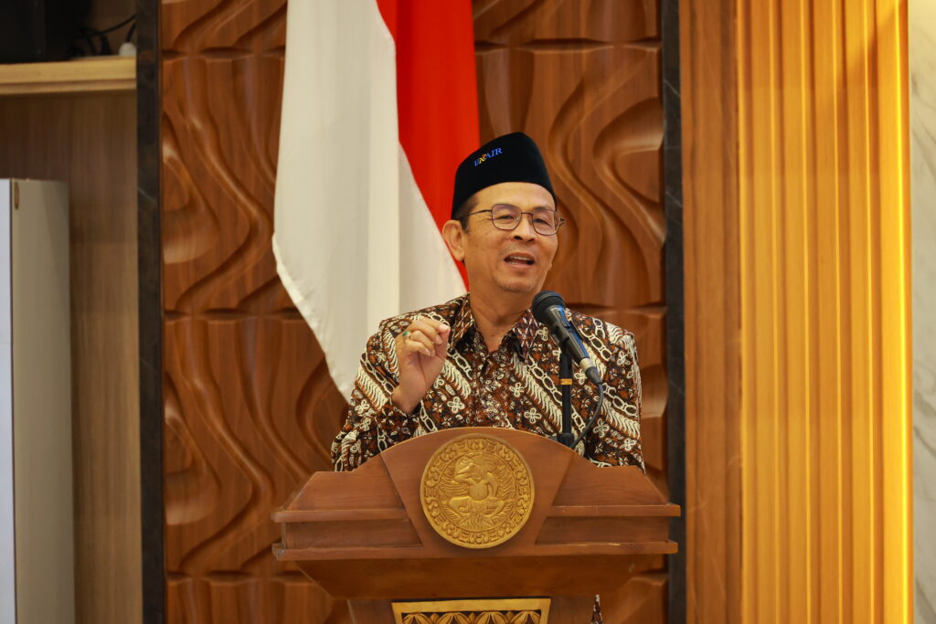 Rektor UNAIR, Prof Dr Muhammad Madyan SE MSi MFin saat memberikan keterangan kepada pers, Senini (25/5/2026). (Foto: PHMP UNAIR)