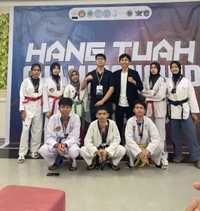 Para atlet UKM Taekwondo UNAIR foto bersama setelah sukses memborong 8 medali (6 Kyorugi dan 2 Poomsae) dalam ajang Hang Tuah Championship. (Foto: Narasumber)