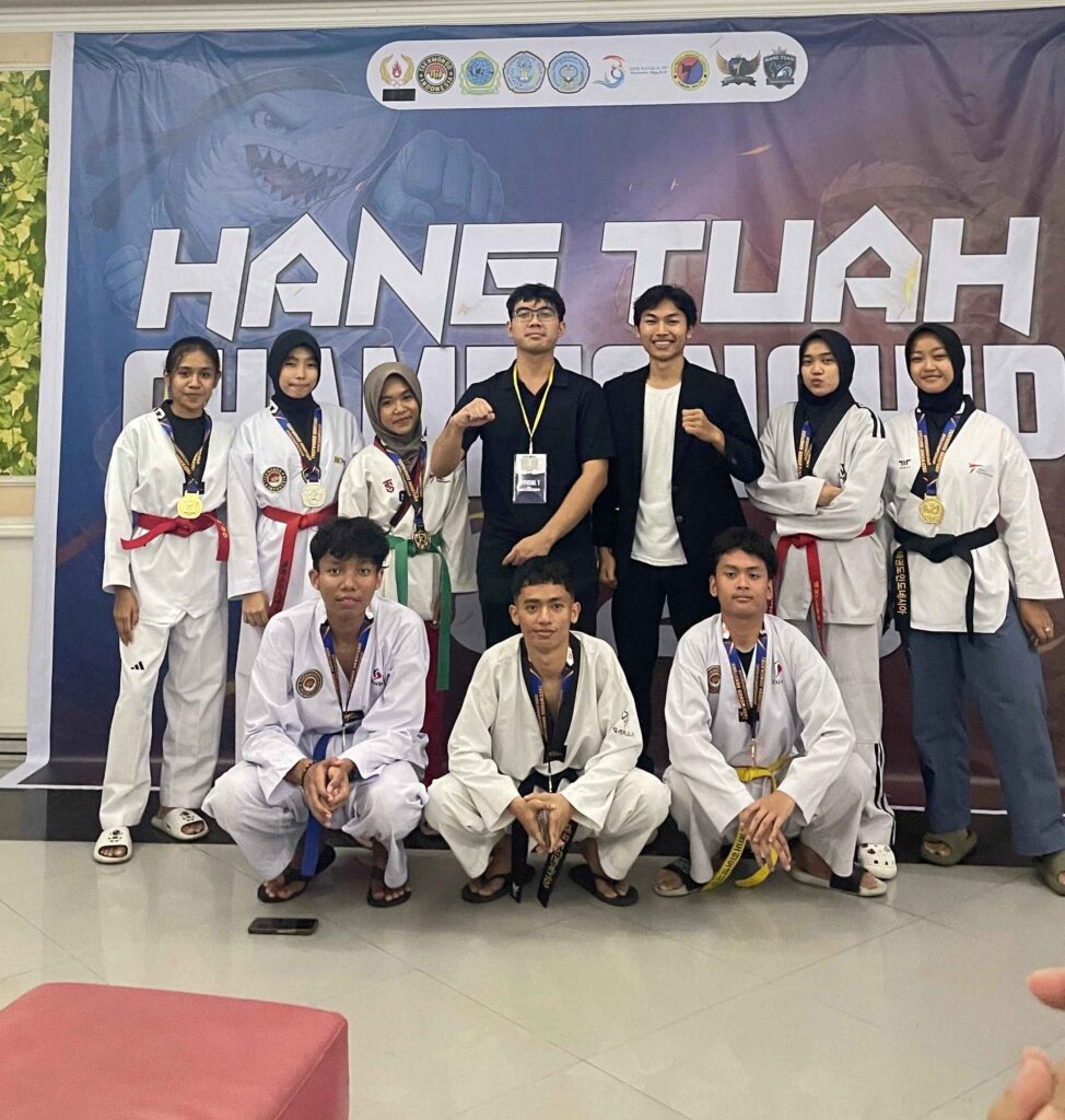 Para atlet UKM Taekwondo UNAIR foto bersama setelah sukses memborong 8 medali (6 Kyorugi dan 2 Poomsae) dalam ajang Hang Tuah Championship. (Foto: Narasumber)