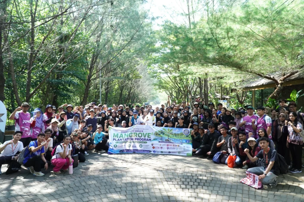International community service activity through mangrove planting at the Gunung Anyar Mangrove area on Wednesday (May 7, 2026). (Photo: By courtesy)