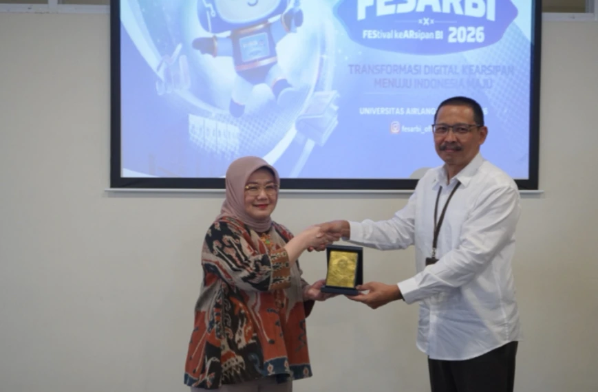 A group photo and symbolic plaque presentation highlighted the growing partnership between UNAIR D4 Digital Archives and Information Program and Bank Indonesia.