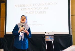 Prof Dr Wiwik Misaco Yuniarti drh MKes menyampaikan materi penyakit syaraf dalam SAGAVET 2026 pada Sabtu (23/5/2026). (Foto: Humas FKH)