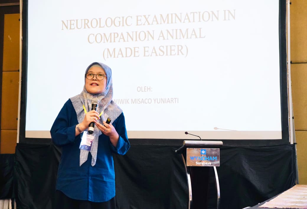 Prof Dr Wiwik Misaco Yuniarti drh MKes menyampaikan materi penyakit syaraf dalam SAGAVET 2026 pada Sabtu (23/5/2026). (Foto: Humas FKH)