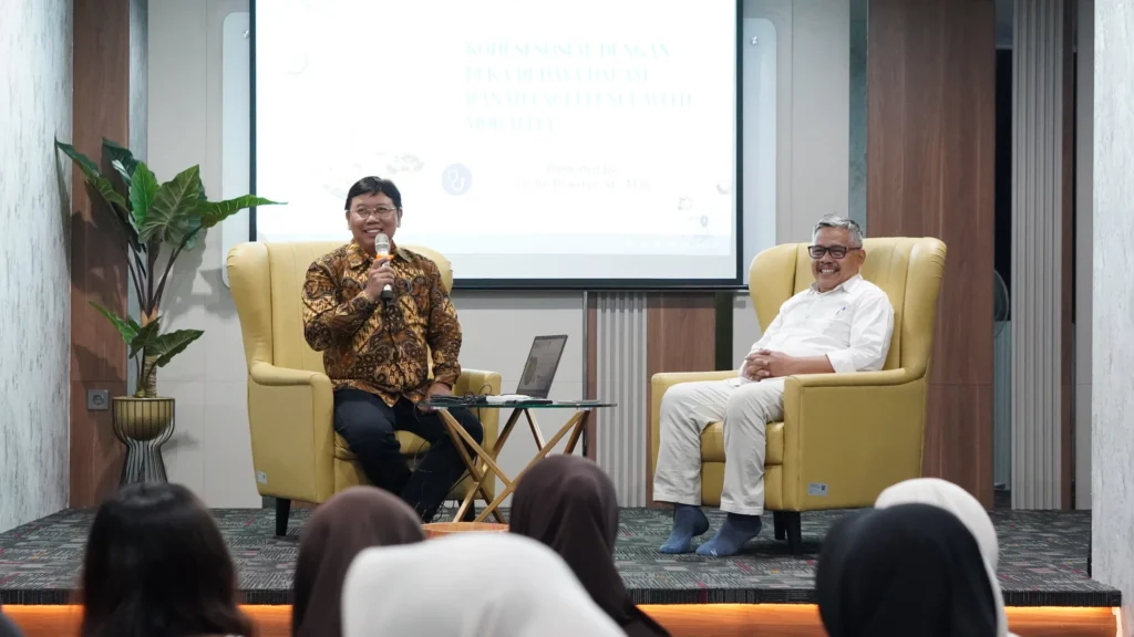 Pemaparan materi oleh Dr Joni Haryanto S Kp M Si selaku narasumber dan Dr Ari Prasetyo SE M Si selaku ketua Pusat Asrama UNAIR. (Foto: Istimewa)