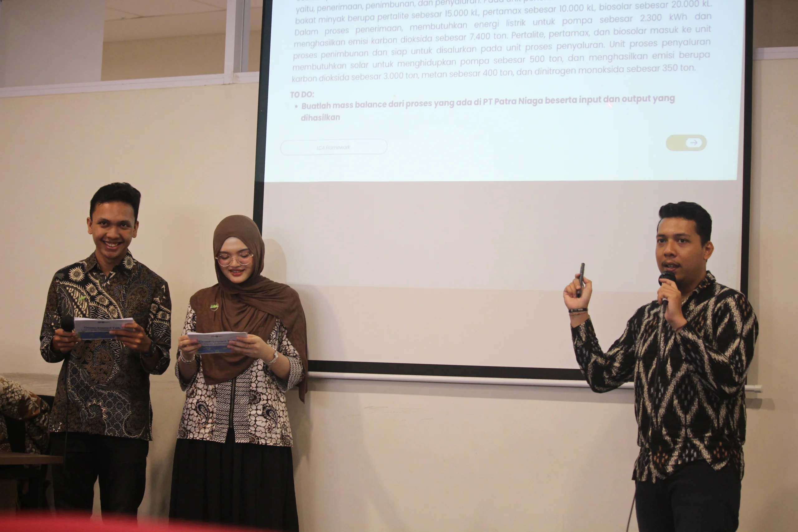 Chendra Ainun Naufal presents on the application of Life Cycle Assessment (LCA) in measuring the environmental impacts of products and industrial processes. (Photo: By courtesy)