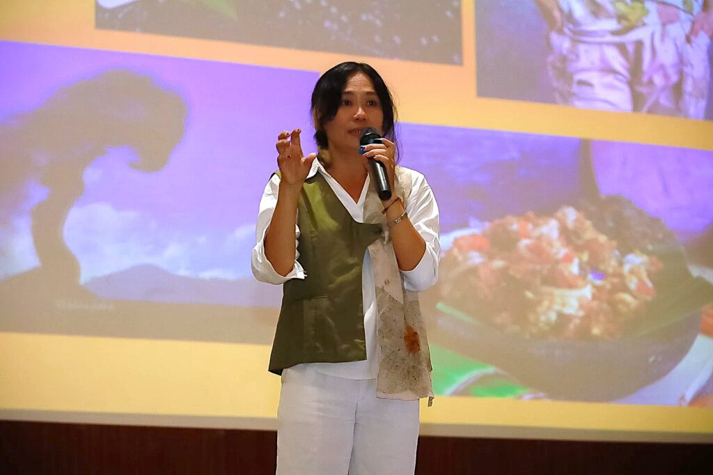Diana SM CT MTh selaku professional photographer dan video editing saat memaparkan materi guide to product photography pada Bootcamp AYE (foto: PHMP UNAIR)