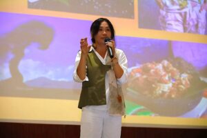Diana SM CT MTh selaku professional photographer dan video editing saat memaparkan materi guide to product photography pada Bootcamp AYE (foto: PHMP UNAIR)