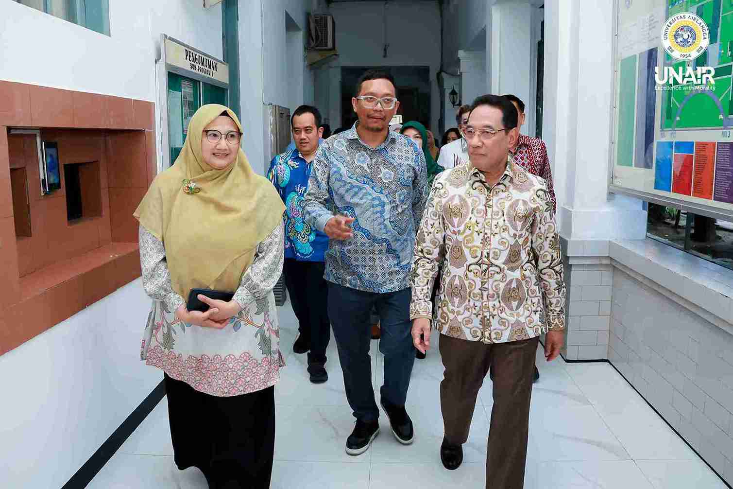 Wamenkes RI, dr Benjamin Paulus Octavianus SpP(K) (kanan), bersama Warek RICD UNAIR, Prof Muhammad Miftahussurur MKes SpPD-KGEH PhD FINASIM dan Dekan FK UNAIR, Prof Dr Eighty Mardiyan Kurniawati dr SpOG Subsp Urogin-RE saat mengunjungi FK UNAIR, Kamis, (21/5/2026). (Foto: PHMP UNAIR)
