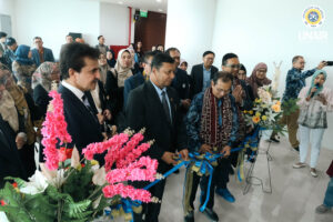 Prof Dr Mohammad Madyan SE MSi MFin bersama Duta Besar Pakistan untuk Indonesia, HE Zahid Hafeez Chaudhri secara simbolik meresmikan kantor OIC-COMSTECH, Kamis (18/6/2026). (Foto: PHMP UNAIR)
