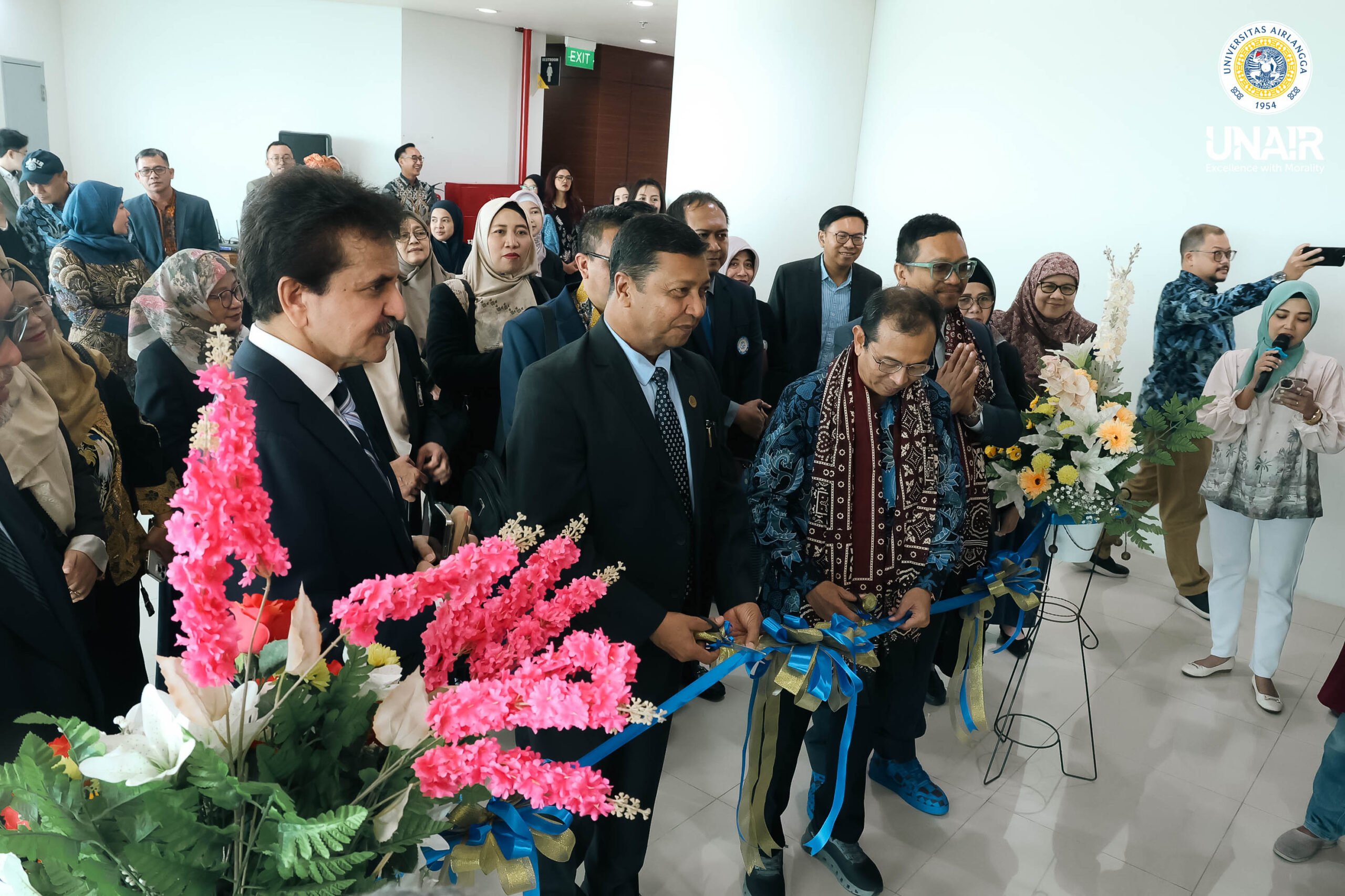 Prof Dr Mohammad Madyan SE MSi MFin bersama Duta Besar Pakistan untuk Indonesia, HE Zahid Hafeez Chaudhri secara simbolik meresmikan kantor OIC-COMSTECH, Kamis (18/6/2026). (Foto: PHMP UNAIR)