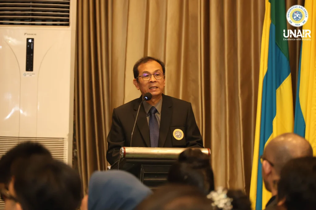 Rektor UNAIR Prof Dr Muhammad Madyan SE MSi MFin saat memberikan sambutannya dalam kegiatan pelantikan dokter spesialis.