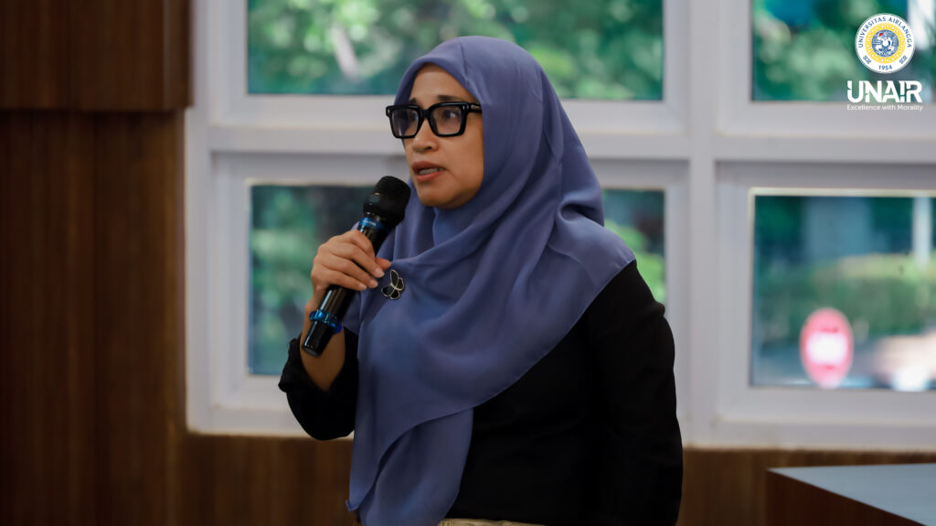 Dr Achsania Hendratmi SE MSi saat penyampaian materi AMORA: Airlangga SDGs School X SDGs Ambassador 2026. (Foto: PHMP UNAIR)