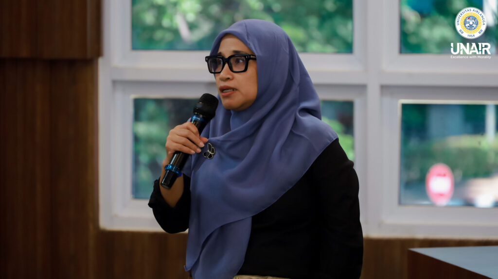 Dr Achsania Hendratmi SE MSi saat penyampaian materi AMORA: Airlangga SDGs School X SDGs Ambassador 2026. (Foto: PHMP UNAIR)