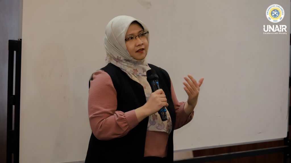 Ira Puspitasari, ST MT PhD, dosen Fakultas Sains dan Teknologi mengupas materi Transformasi Pendidikan dan Literasi Digital di Era Artificial Intelligence (AI). (Foto: PHMP UNAIR)