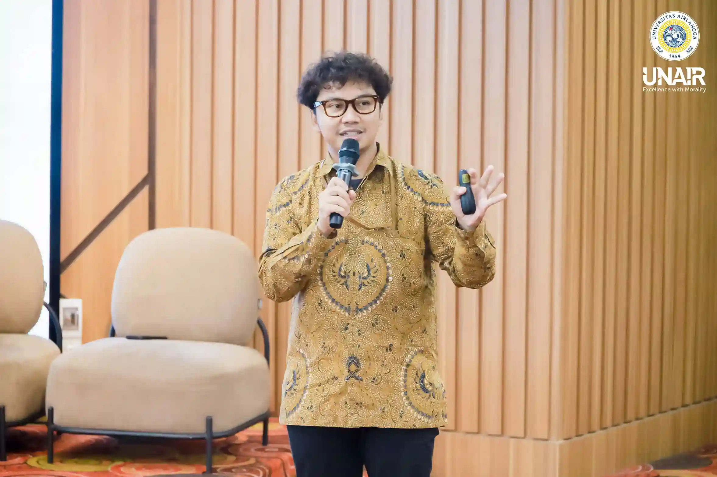 Dr. Yoga Uta Nugraha, S.T., M.T., delivers a presentation during the D-8 Youth Dialogue. (Photo: PHMP UNAIR)