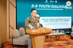 Prof Muhammad Miftahussurur dr MKes SpPDKGEH PhD FINASIM saat menyampaikan sambutan dalam D-8 Youth Dialogue