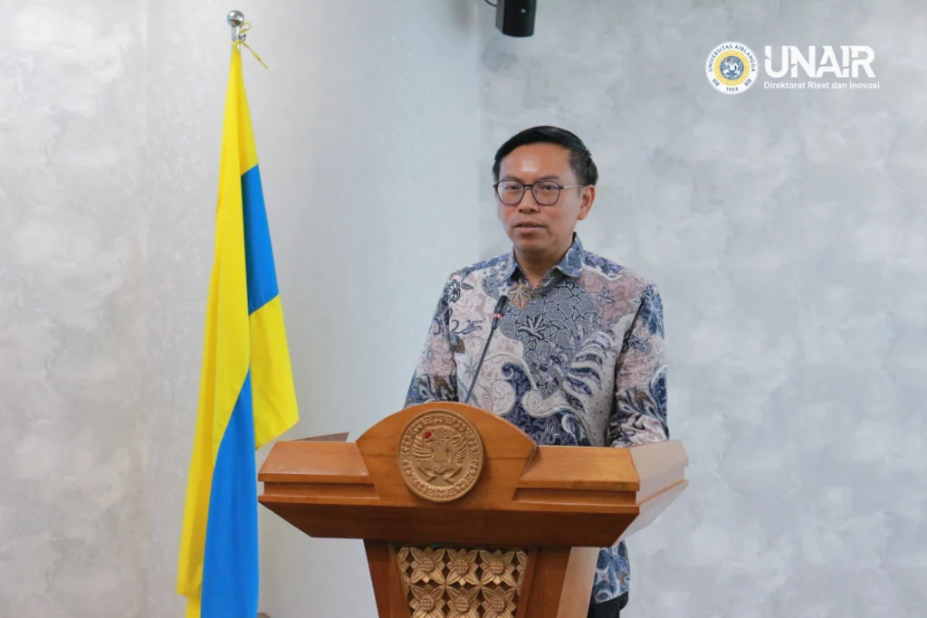 Prof Ferry Efendi SKepNs MSc PhD saat Seminar Research and Publication Day pada Senin (15/6/2026). (Foto: PHMP UNAIR)