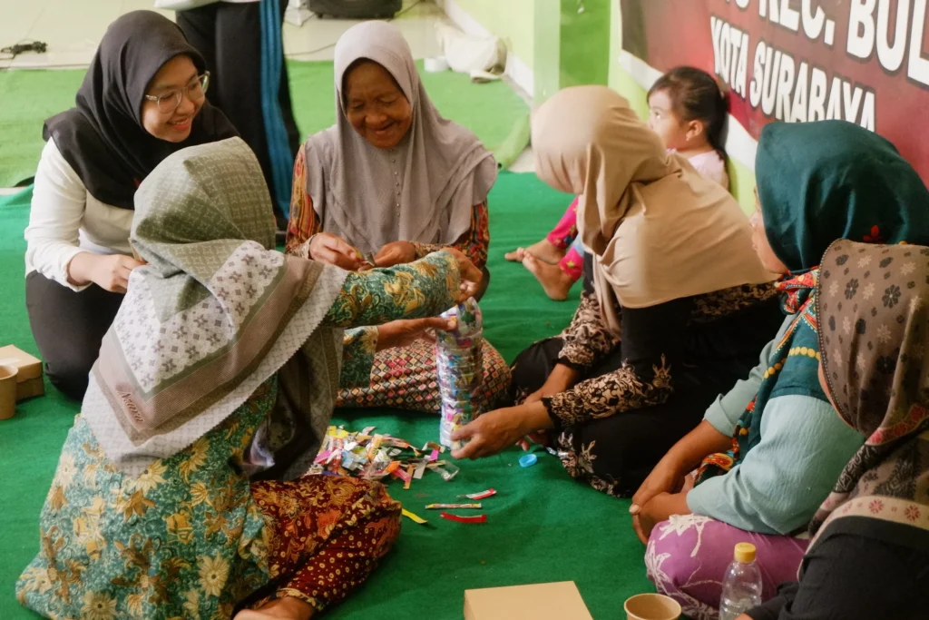 Kegiatan pembuatan ecobrick, pembuatan kursi yang tersusun dari botol plastik berisi sampah kemasan. (Foto: istimewa).